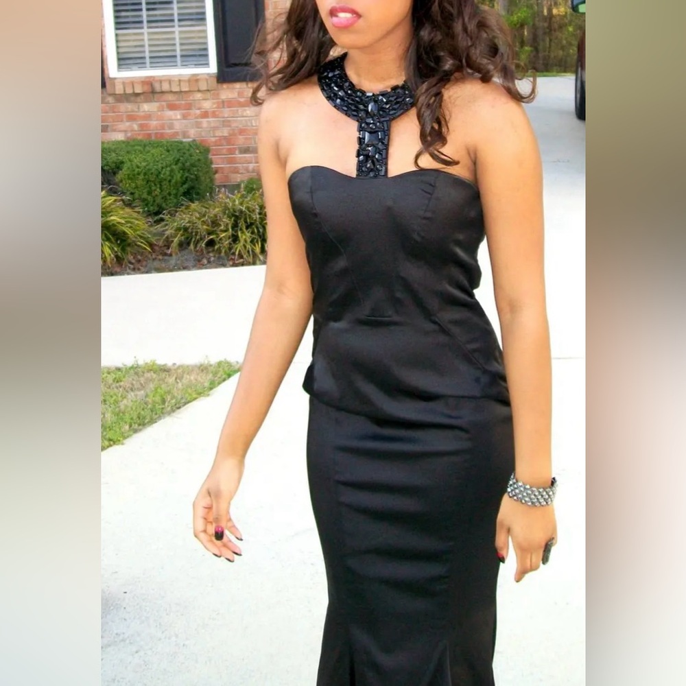 BEBE Vintage Elegant Black Strapless Mermaid Evening Dress with Beaded Neckline